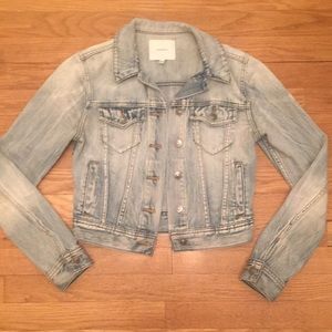 Aritzia Talula denim light wash denim jacket size XXS. Perfect condition! 💙💙